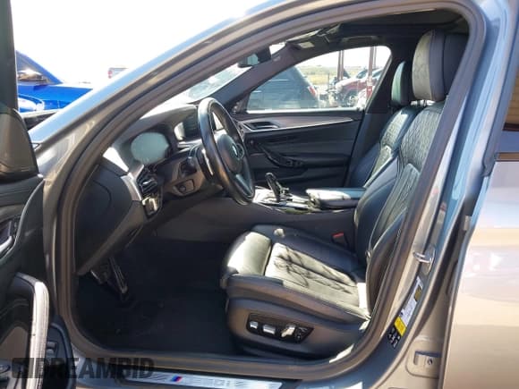 ✅ 2020 BMW 5 Series M550i xDrive • VIN: WBAJS7C09LBN96511 • Лот: 43593123. Опубликован ранее на IAAI с пробегом 63 648 миль. Бесплатный доступ к архиву аукционных продаж из США и подробный отчёт об истории автомобиля на DreamBid. Изображение 5.