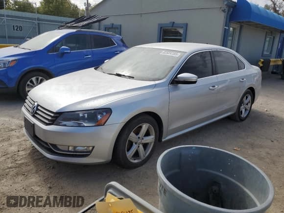 ✅ 2015 Volkswagen Passat S • VIN: 1VWAS7A33FC091611 • Lot: 82524185. Wystawiony na Copart z przebiegiem 139 579 mil. Bezpłatny archiwum sprzedaży aukcyjnych z USA i szczegółowy raport historii pojazdu na DreamBid. Zdjęcie 1.