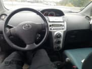 ✅ 2007 Toyota Yaris LE • VIN: JTDKT923575097690 • Lot: 86247665. Wystawiony na Copart z przebiegiem 239 968 mil. Bezpłatny archiwum sprzedaży aukcyjnych z USA i szczegółowy raport historii pojazdu na DreamBid. Zdjęcie 8.