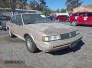 ✅ 1993 Oldsmobile Cutlass Ciera S • VIN: 1G3AG55N6P6421424 • Lot: 41341670. Wystawiony na IAAI z przebiegiem 221 301 mil. Bezpłatny archiwum sprzedaży aukcyjnych z USA i szczegółowy raport historii pojazdu na DreamBid. Zdjęcie 1.