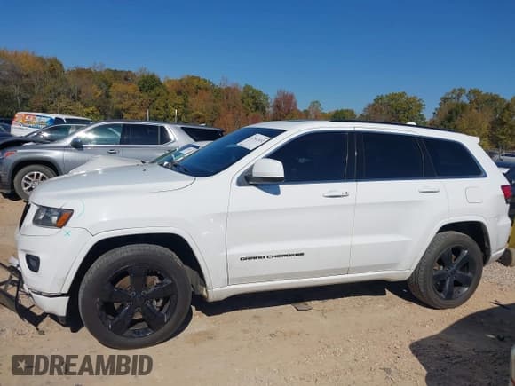 ✅ 2015 Jeep Grand Cherokee Laredo • VIN: 1C4RJEAG4FC166896 • Lot: 43562452. Wystawiony na IAAI z przebiegiem 128 456 mil. Bezpłatny archiwum sprzedaży aukcyjnych z USA i szczegółowy raport historii pojazdu na DreamBid. Zdjęcie 14.