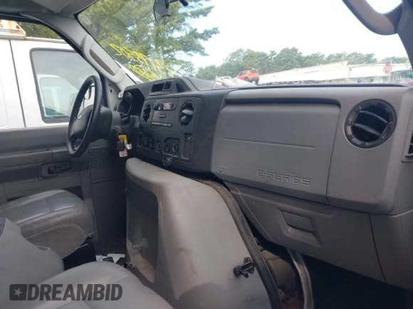 ✅ 2012 Ford Econoline Cargo Commercial • VIN: 1FTNE1EW9CDB10164 • Lot: 43173502. Wystawiony na IAAI z przebiegiem 208 933 mil. Bezpłatny archiwum sprzedaży aukcyjnych z USA i szczegółowy raport historii pojazdu na DreamBid. Zdjęcie 5.