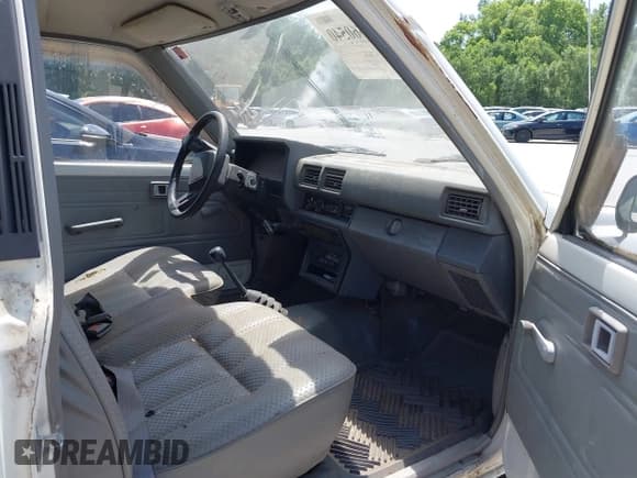✅ 1986 Toyota Pickup • VIN: JT4RN55R8G0177256 • Лот: 42560540. Опубликован ранее на IAAI с пробегом 304 700 миль. Бесплатный доступ к архиву аукционных продаж из США и подробный отчёт об истории автомобиля на DreamBid. Изображение 5.
