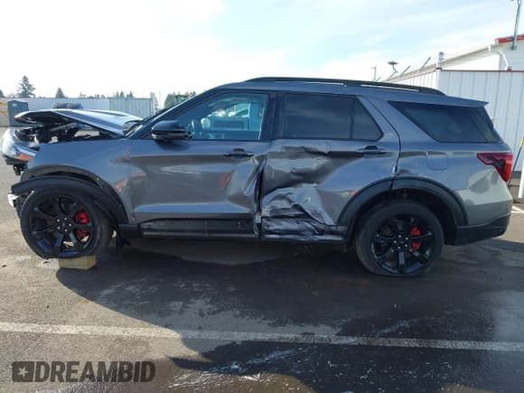 ✅ 2022 Ford Explorer ST • VIN: 1FM5K8GC3NGA17738 • Lot: 41546088. Wystawiony na IAAI z przebiegiem 54 636 mil. Bezpłatny archiwum sprzedaży aukcyjnych z USA i szczegółowy raport historii pojazdu na DreamBid. Zdjęcie 14.