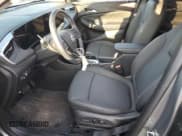 ✅ 2024 Buick Encore GX Preferred • VIN: KL4AMBSL1RB150268 • Lot: 71795675. Wystawiony na Copart z przebiegiem 1 882 mil. Bezpłatny archiwum sprzedaży aukcyjnych z USA i szczegółowy raport historii pojazdu na DreamBid. Zdjęcie 7.