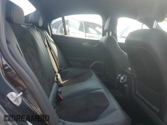 ✅ 2017 Alfa Romeo Giulia • VIN: ZARFAEAV5H7522081 • Lot: 70898045. Wystawiony na Copart z przebiegiem Nie podano. Bezpłatny archiwum sprzedaży aukcyjnych z USA i szczegółowy raport historii pojazdu na DreamBid. Zdjęcie 10.