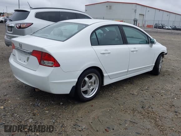 ✅ 2011 Honda Civic LX • VIN: 19XFA1F50BE037852 • Lot: 43561348. Listed on IAAI with 173,805 mi. Free auction sales archive from the USA and detailed vehicle history report at DreamBid. Image 4.