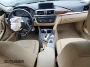 ✅ 2013 BMW 3 Series 320i xDrive • VIN: WBA3C3C56DF982498 • Lot: 57946825. Wystawiony na Copart z przebiegiem Nie podano. Bezpłatny archiwum sprzedaży aukcyjnych z USA i szczegółowy raport historii pojazdu na DreamBid. Zdjęcie 8.