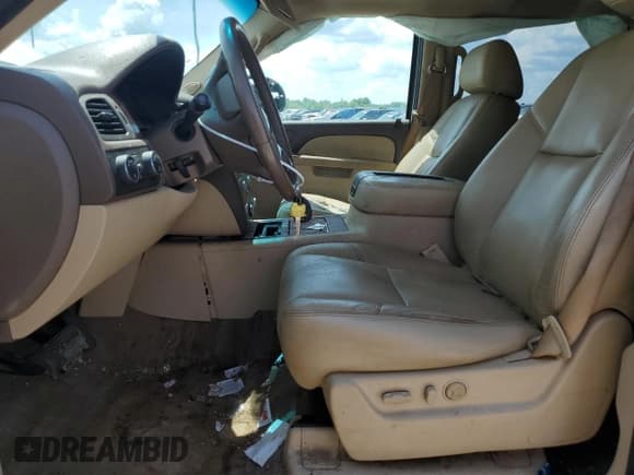 ✅ 2010 Chevrolet Suburban LTZ • VIN: 1GNUKKE33AR172523 • Lot: 54595654. Wystawiony na Copart z przebiegiem 228 705 mil. Bezpłatny archiwum sprzedaży aukcyjnych z USA i szczegółowy raport historii pojazdu na DreamBid. Zdjęcie 7.