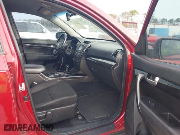 ✅ 2015 Kia Sorento LX • VIN: 5XYKT4A60FG559318 • Лот: 43827737. Опубликован ранее на IAAI с пробегом 113 801 миль. Бесплатный доступ к архиву аукционных продаж из США и подробный отчёт об истории автомобиля на DreamBid. Изображение 5.