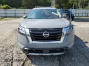 ✅ 2024 Nissan Pathfinder Platinum • VIN: 5N1DR3DH2RC246791 • Lot: 65633275. Wystawiony na Copart z przebiegiem 37 633 mil. Bezpłatny archiwum sprzedaży aukcyjnych z USA i szczegółowy raport historii pojazdu na DreamBid. Zdjęcie 5.