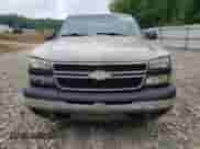 2006 Chevrolet Silverado 1500 Work Truck z VIN 3GCEK14X56G232594, wystawiony jako Copart lot #64507464 z przebiegiem 129 329 mil mil oraz Czysty tytuł • Clean title. Historia ofert i sprzedaży dostępna na DreamBid. Obrazek 5.