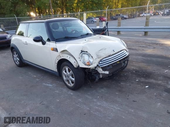 ✅ 2010 MINI Hardtop • VIN: WMWMF3C50ATZ28252 • Lot: 43392907. Listed on IAAI with 113,883 mi. Free auction sales archive from the USA and detailed vehicle history report at DreamBid. Image 1.