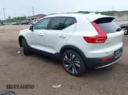 ✅ 2024 Volvo XC40 Ultimate Bright Theme • VIN: YV4L12UF8R2265543 • Lot: 42546549. Wystawiony na IAAI z przebiegiem Nie podano. Bezpłatny archiwum sprzedaży aukcyjnych z USA i szczegółowy raport historii pojazdu na DreamBid. Zdjęcie 3.