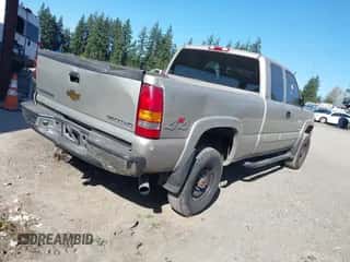2004 Chevrolet Silverado 2500HD LS z VIN 1GCHK29294E264047, wystawiony jako IAAI lot #43403009 z przebiegiem 138 810 mil mil oraz . Historia ofert i sprzedaży dostępna na DreamBid. Obrazek 4.