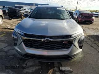 ✅ 2025 Chevrolet Trax 2RS • VIN: KL77LJEPXSC036519 • Лот: 82345395. Опубликован ранее на Copart с пробегом 10 048 миль. Бесплатный доступ к архиву аукционных продаж из США и подробный отчёт об истории автомобиля на DreamBid. Изображение 5.