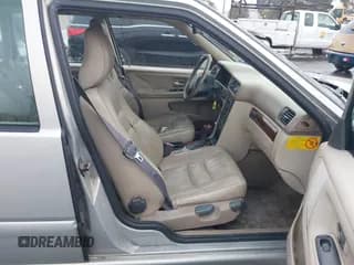 ✅ 2000 Volvo S70 • VIN: YV1LS61J5Y2671370 • Lot: 43740109. Wystawiony na IAAI z przebiegiem 227 649 mil. Bezpłatny archiwum sprzedaży aukcyjnych z USA i szczegółowy raport historii pojazdu na DreamBid. Zdjęcie 5.