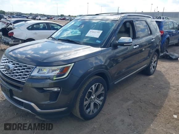 ✅ 2018 Ford Explorer Platinum • VIN: 1FM5K8HT4JGA14095 • Lot: 43412751. Wystawiony na IAAI z przebiegiem 101 729 mil. Bezpłatny archiwum sprzedaży aukcyjnych z USA i szczegółowy raport historii pojazdu na DreamBid. Zdjęcie 17.