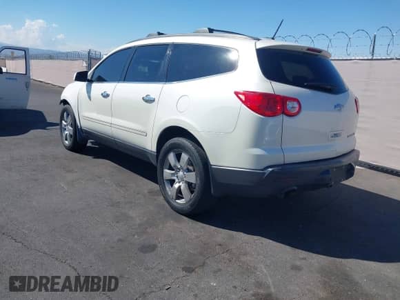 2011 Chevrolet Traverse LTZ z VIN 1GNKRLED1BJ165068, wystawiony jako IAAI lot #43274496 z przebiegiem 112 729 mil mil oraz . Historia ofert i sprzedaży dostępna na DreamBid. Obrazek 3.