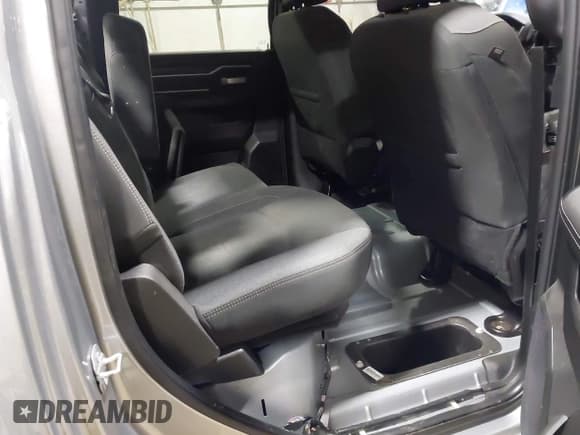 ✅ 2022 Ram 2500 Big Horn • VIN: 3C6UR5DJ7NG216185 • Lot: 41271076. Wystawiony na IAAI z przebiegiem 35 683 mil. Bezpłatny archiwum sprzedaży aukcyjnych z USA i szczegółowy raport historii pojazdu na DreamBid. Zdjęcie 8.