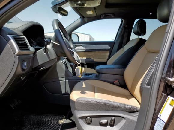 ✅ 2021 Volkswagen Atlas SE • VIN: 1V2JE2CA0MC236768 • Lot: 60675155. Listed on Copart with 48,800 mi. Free auction sales archive from the USA and detailed vehicle history report at DreamBid. Image 7.