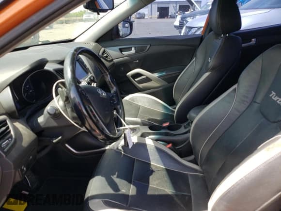 ✅ 2015 Hyundai Veloster Turbo • VIN: KMHTC6AE5FU240112 • Lot: 54436233. Wystawiony na Copart z przebiegiem 69 794 mil. Bezpłatny archiwum sprzedaży aukcyjnych z USA i szczegółowy raport historii pojazdu na DreamBid. Zdjęcie 7.