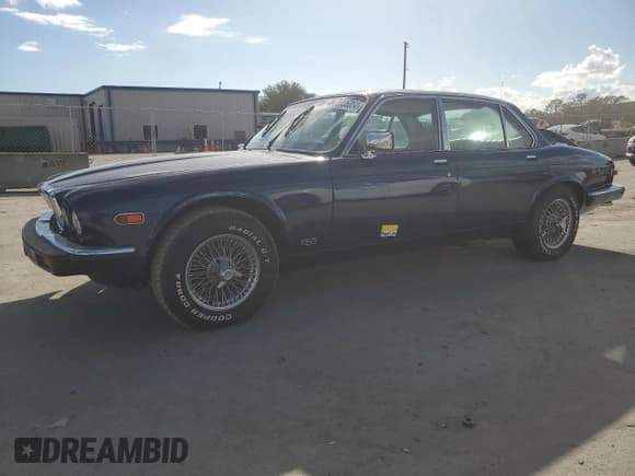 ✅ 1985 Jaguar XJ • VIN: SAJAV1342FC426274 • Lot: 86335354. Wystawiony na Copart z przebiegiem 99 235 mil. Bezpłatny archiwum sprzedaży aukcyjnych z USA i szczegółowy raport historii pojazdu na DreamBid. Zdjęcie 1.