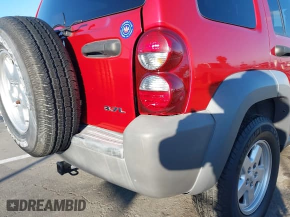 ✅ 2006 Jeep Liberty Sport • VIN: 1J4GL48K96W119314 • Lot: 43651897. Listed on IAAI with 124,705 mi. Free auction sales archive from the USA and detailed vehicle history report at DreamBid. Image 6.