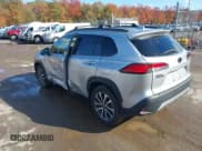 ✅ 2022 Toyota Corolla Cross XLE • VIN: 7MUDAABG9NV043082 • Лот: 43590647. Опубликован ранее на IAAI с пробегом 31 720 миль. Бесплатный доступ к архиву аукционных продаж из США и подробный отчёт об истории автомобиля на DreamBid. Изображение 3.