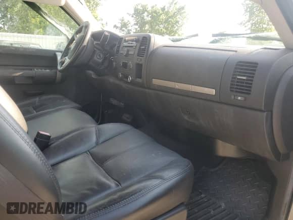 2007 Chevrolet Silverado 2500HD LTZ z VIN 1GCHK29697E550617, wystawiony jako Copart lot #64390795 z przebiegiem Nie podano mil oraz Czysty tytuł • Clean title. Historia ofert i sprzedaży dostępna na DreamBid. Obrazek 8.