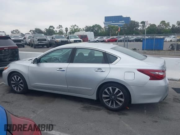 ✅ 2017 Nissan Altima SL • VIN: 1N4AL3AP6HC188886 • Lot: 42821048. Listed on IAAI with 87,805 mi. Free auction sales archive from the USA and detailed vehicle history report at DreamBid. Image 14.