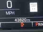 2020 Chevrolet Suburban Premier z VIN 1GNSCJKC0LR121728, wystawiony jako IAAI lot #41105003 z przebiegiem 43 820 mil mil oraz . Historia ofert i sprzedaży dostępna na DreamBid. Obrazek 15.