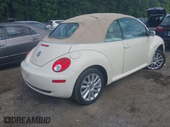 ✅ 2008 Volkswagen Beetle SE • VIN: 3VWRF31Y68M407645 • Lot: 42572038. Listed on IAAI with 171,530 mi. Free auction sales archive from the USA and detailed vehicle history report at DreamBid. Image 4.