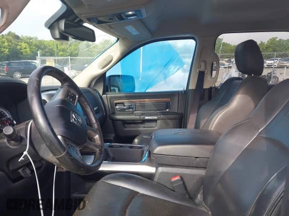 2017 Ram 1500 Laramie z VIN 1C6RR6NT5HS630364, wystawiony jako IAAI lot #42482670 z przebiegiem 68 000 mil mil oraz . Historia ofert i sprzedaży dostępna na DreamBid. Obrazek 5.