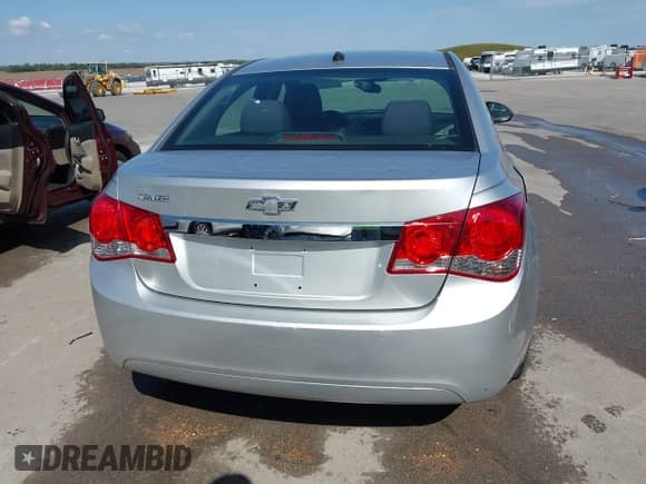 2013 Chevrolet Cruze LS z VIN 1G1PA5SH5D7145164, wystawiony jako IAAI lot #43294377 z przebiegiem 191 872 mil mil oraz . Historia ofert i sprzedaży dostępna na DreamBid. Obrazek 16.