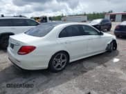 ✅ 2017 Mercedes-Benz E 300 Luxury • VIN: WDDZF4KB8HA032427 • Lot: 43347334. Wystawiony na IAAI z przebiegiem 101 377 mil. Bezpłatny archiwum sprzedaży aukcyjnych z USA i szczegółowy raport historii pojazdu na DreamBid. Zdjęcie 4.