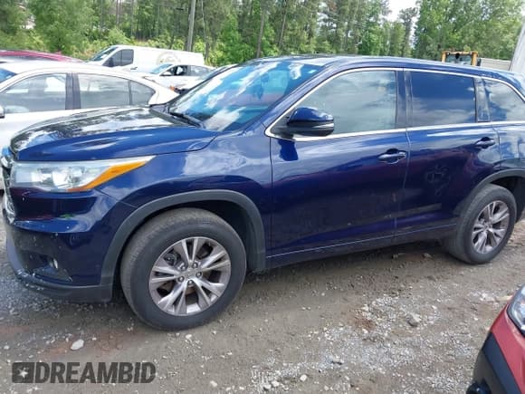 ✅ 2015 Toyota Highlander LE Plus • VIN: 5TDZKRFH1FS072320 • Lot: 42236906. Wystawiony na IAAI z przebiegiem 102 750 mil. Bezpłatny archiwum sprzedaży aukcyjnych z USA i szczegółowy raport historii pojazdu na DreamBid. Zdjęcie 2.