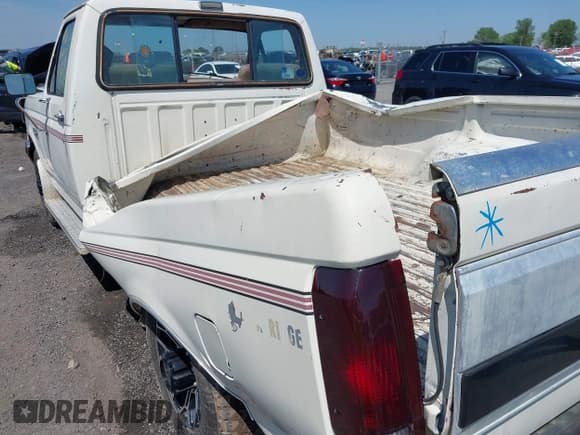 ✅ 1987 Ford F-250 • VIN: 1FTHF2518HKA08300 • Lot: 41984273. Wystawiony na IAAI z przebiegiem 37 267 mil. Bezpłatny archiwum sprzedaży aukcyjnych z USA i szczegółowy raport historii pojazdu na DreamBid. Zdjęcie 17.
