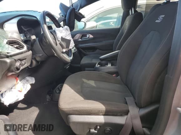 ✅ 2020 Chrysler Pacifica Touring • VIN: 2C4RC1FG0LR269716 • Lot: 81257835. Wystawiony na Copart z przebiegiem Nie podano. Bezpłatny archiwum sprzedaży aukcyjnych z USA i szczegółowy raport historii pojazdu na DreamBid. Zdjęcie 7.