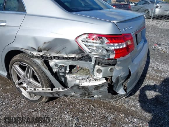 ✅ 2013 Mercedes-Benz E 350 Luxury • VIN: WDDHF8JB7DA686267 • Lot: 43471433. Wystawiony na IAAI z przebiegiem 123 623 mil. Bezpłatny archiwum sprzedaży aukcyjnych z USA i szczegółowy raport historii pojazdu na DreamBid. Zdjęcie 6.