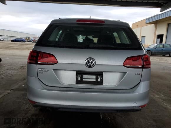 ✅ 2017 Volkswagen Golf S • VIN: 3VWC17AU4HM508403 • Лот: 81996785. Опубликован ранее на Copart с пробегом 89 996 миль. Бесплатный доступ к архиву аукционных продаж из США и подробный отчёт об истории автомобиля на DreamBid. Изображение 6.