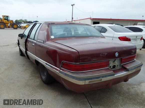 ✅ 1992 Buick Roadmaster • VIN: 1G4BN5372NR408210 • Lot: 41934723. Wystawiony na IAAI z przebiegiem 160 990 mil. Bezpłatny archiwum sprzedaży aukcyjnych z USA i szczegółowy raport historii pojazdu na DreamBid. Zdjęcie 3.