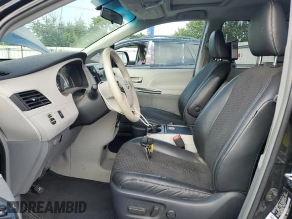 ✅ 2011 Toyota Sienna SE • VIN: 5TDXK3DCXBS103568 • Lot: 67611515. Listed on Copart with 103,600 mi. Free auction sales archive from the USA and detailed vehicle history report at DreamBid. Image 7.