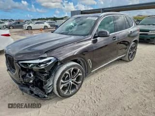 ✅ 2021 BMW X5 sDrive40i • VIN: 5UXCR4C03M9G27851 • Lot: 94390425. Wystawiony na Copart z przebiegiem 24 594 mil. Bezpłatny archiwum sprzedaży aukcyjnych z USA i szczegółowy raport historii pojazdu na DreamBid. Zdjęcie 1.