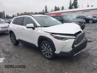 ✅ 2022 Toyota Corolla Cross XLE • VIN: 7MUDAABG8NV033210 • Лот: 43682021. Опубликован ранее на IAAI с пробегом 30 112 миль. Бесплатный доступ к архиву аукционных продаж из США и подробный отчёт об истории автомобиля на DreamBid. Изображение 1.