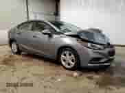 2018 Chevrolet Cruze LT z VIN 1G1BE5SMXJ7144647, wystawiony jako Copart lot #70020312 z przebiegiem 101 866 mil mil oraz . Historia ofert i sprzedaży dostępna na DreamBid. Obrazek 4.