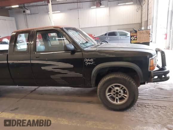 1993 Dodge Dakota z VIN 1B7GG23XXPS146273, wystawiony jako IAAI lot #42115602 z przebiegiem 222 740 mil mil oraz . Historia ofert i sprzedaży dostępna na DreamBid. Obrazek 14.