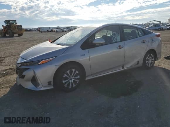 2021 Toyota Prius LE z VIN JTDKAMFP6M3174337, wystawiony jako Copart lot #81413265 z przebiegiem 142 475 mil mil oraz Szkoda całkowita • Salvage title. Historia ofert i sprzedaży dostępna na DreamBid. Obrazek 1.