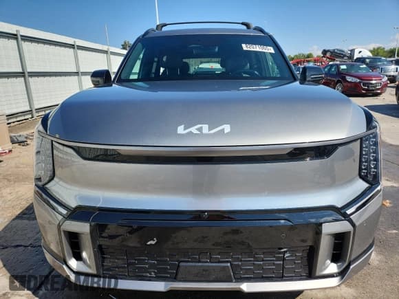 ✅ 2024 Kia EV9 GT-Line • VIN: KNDAEFS57R6030561 • Lot: 82071065. Wystawiony na Copart z przebiegiem 9 394 mil. Bezpłatny archiwum sprzedaży aukcyjnych z USA i szczegółowy raport historii pojazdu na DreamBid. Zdjęcie 5.