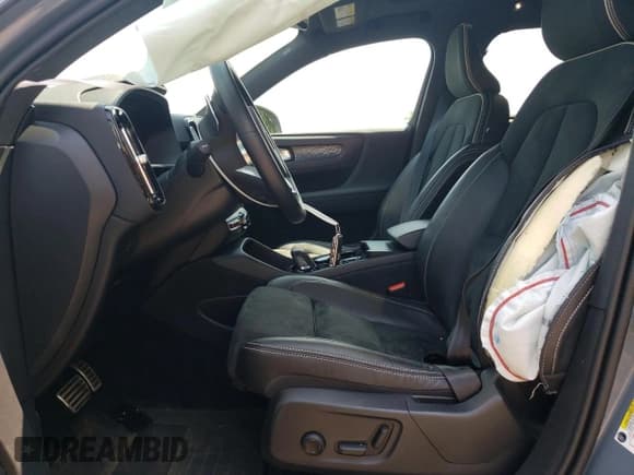 ✅ 2020 Volvo XC40 R-Design • VIN: YV4162UM7L2337718 • Lot: 68525045. Wystawiony na Copart z przebiegiem 76 043 mil. Bezpłatny archiwum sprzedaży aukcyjnych z USA i szczegółowy raport historii pojazdu na DreamBid. Zdjęcie 7.